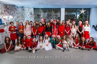zdjęcie do artykułu: Wesołych Świąt życzy szkolny chór Canto Diciotto