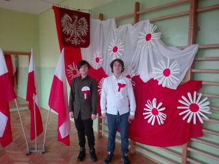 zdjęcie do artykułu: Podwójny sukces naszych uczniów w Międzyszkolnym Konkursie Recytatorskim Poezji Patriotycznej: :Polska - Ojczyzna nasza