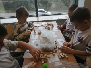 zdjęcie do artykułu: Zabawa i nauka uczniów klas 1a i 1d z klockami Cubo.