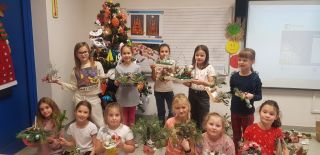 zdjęcie do artykułu: Coraz bliżej Święta - świąteczne stroiki w klasie 2d