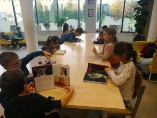 zdjęcie do artykułu: Pierwszaki w szkolnej bibliotece