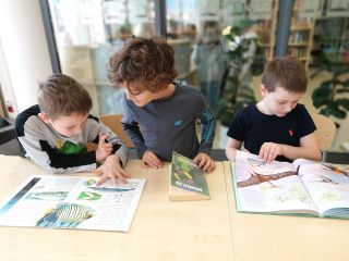 zdjęcie do artykułu: Pierwszaki w szkolnej bibliotece