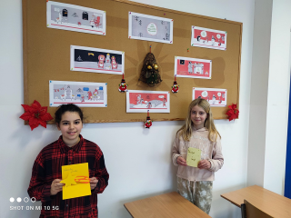 zdjęcie do artykułu: Uczniowie świąteczne kartki piszą