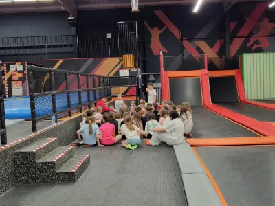 zdjęcie wprowadzające do artykułu: Aktywny czas we FlyParku klas 4a i 4b