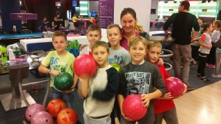 zdjęcie do artykułu: Integracja klas 4a i 4b w kręgielni Kula