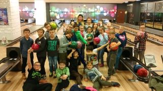 zdjęcie do artykułu: Mikołajkowy wyjazd kl.4a do kręgielni Kula 