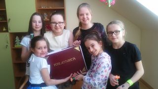 zdjęcie do artykułu: Występy uczennic klasy 4b podczas Dni Otwartych w Domu Kombatanta