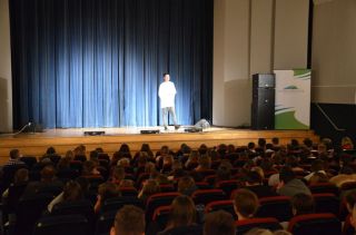 zdjęcie do artykułu: Pierwszoklasiści z gimnazjum na spektaklu Samotni w tłumie