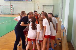 zdjęcie do artykułu: Nasze młode piłkarki ręczne już wygrywają!