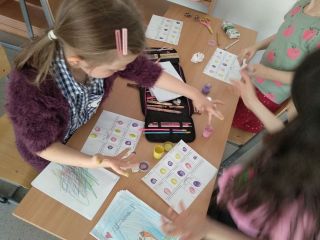 zdjęcie do artykułu: Mali detektywi. Dlaczego detektyw pracuje w rękawiczkach?