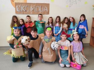 zdjęcie do artykułu: Tropiciele Moduł 4 - Świetliczaki są eko: Pokaz ekomody (moda recyklingowa)